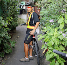 Fahrradguide Ant wartet in einer Gasse. - Foto: Rainer Mersmann