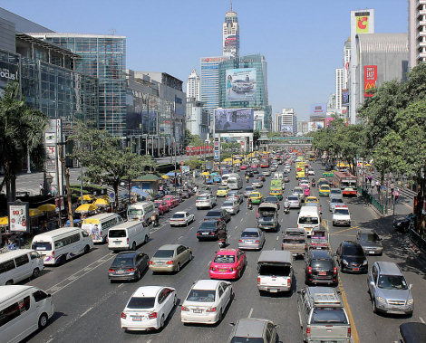 In der N&auml;he der Station Siam Central gibt es riesige Einkaufszentren. - Foto: Rainer Mersmann