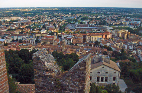 Über Conagliano thront die alte Burg - Foto: Paolo Steffan/Wikipedia Über Conagliano thront die alte Burg - Foto: Paolo Steffan/Wikipedia