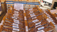 Süßigkeiten auf dem Markt in Marsaxlokk - Foto: Wikipedia Süßigkeiten auf dem Markt in Marsaxlokk - Foto: Wikipedia
